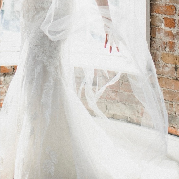 Beautiful mermaid style place and organza wedding gown - Picture 2 of 5